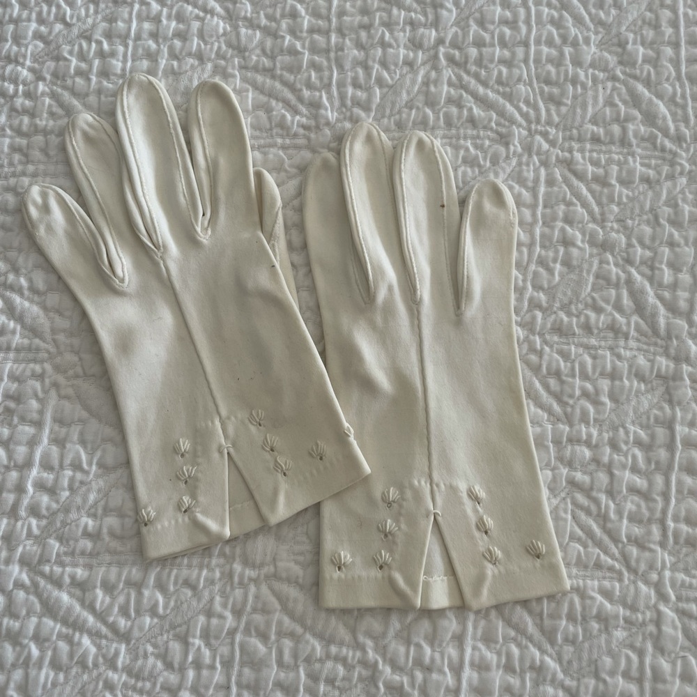 White cotton gloves with embroider detail slit and eyelet